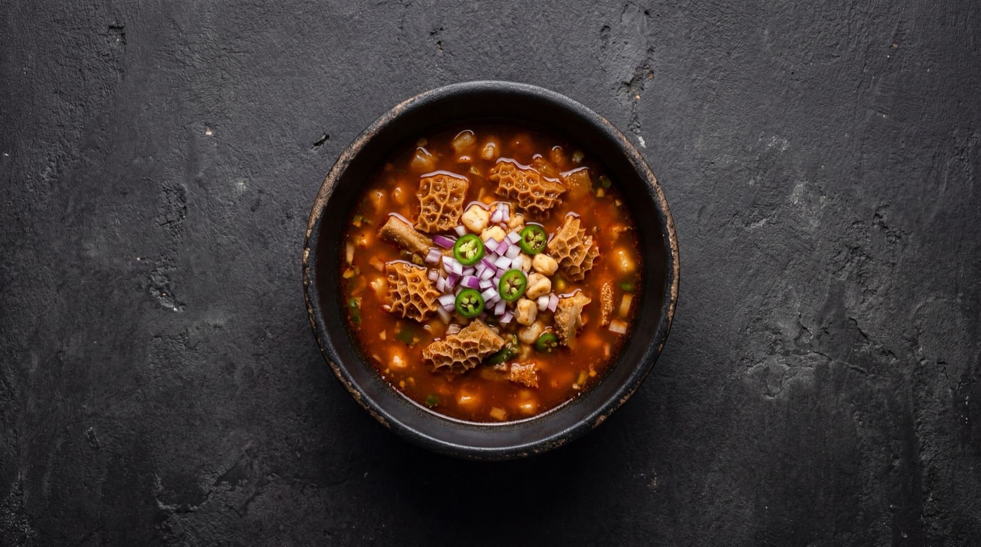 Menudo mexicano version saludable con mas caldo y menos pancita de res, servido sin tostadas de maiz